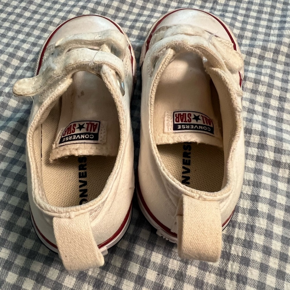 Toddler size 8 white low converse